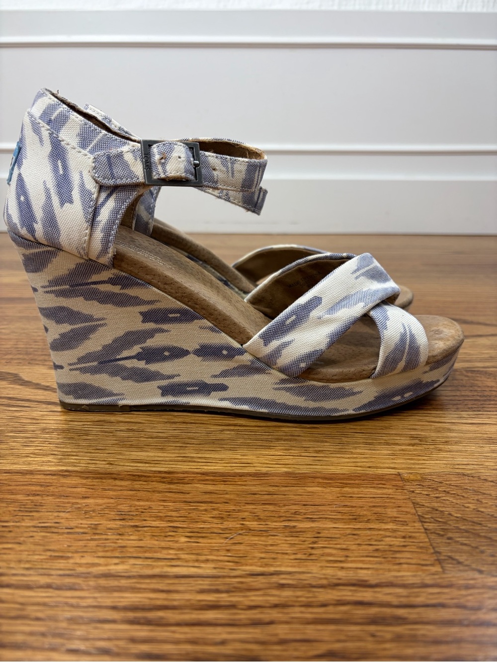 TOMS Chambray Sierra Ikat Boho Blue & White Wedge Heel Sandals (9)